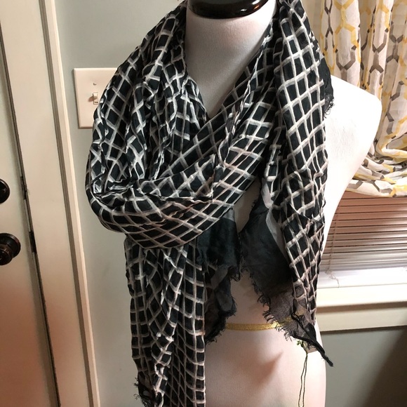 Vera Bradley NWT scarf. B/W. - Picture 3 of 3
